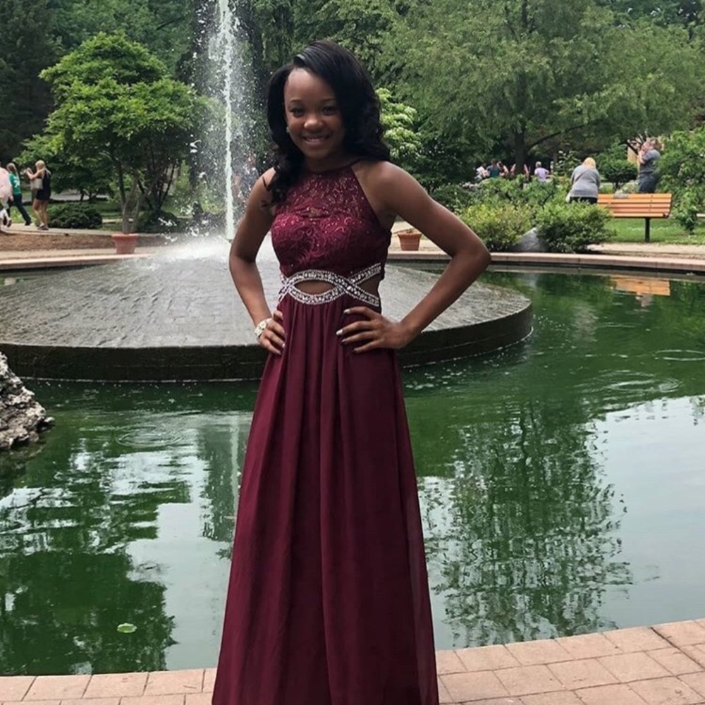 I’m selling my homecoming dress